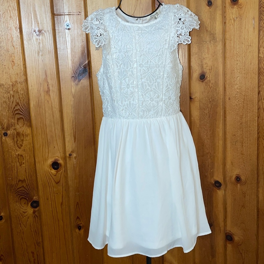 Francesca’s White Lace Cap Sleeve Dress size medium bridal wedding dress mini